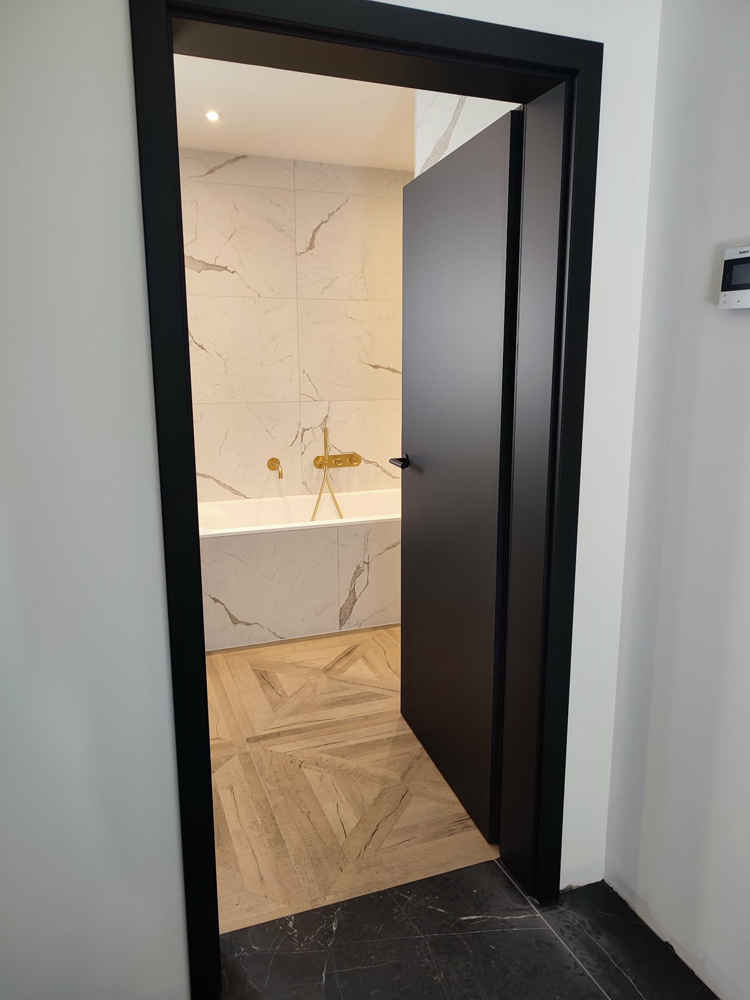 Installation de porte intérieure